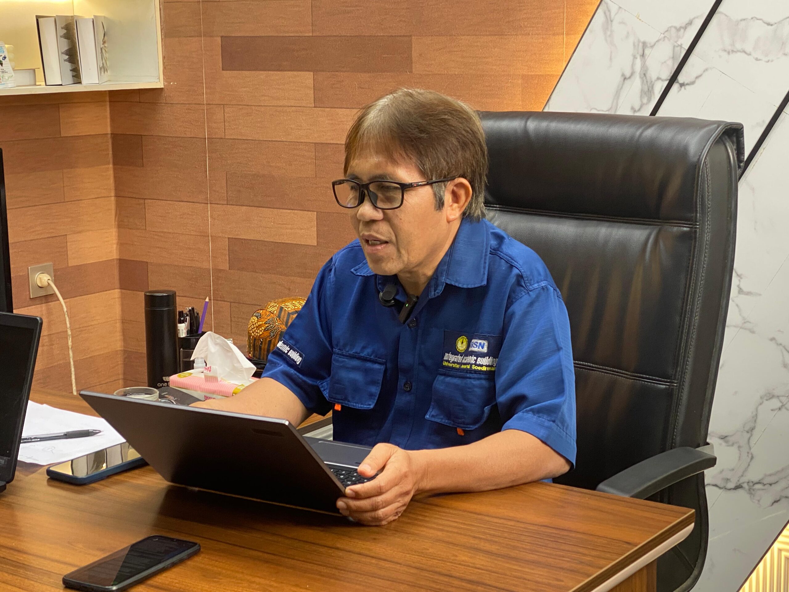 Prof. Ir. Kharisun, PhD.,(yang mewakili Rektor Unsoed Prof. Dr. Ir. Akhmad Sodiq, M.Sc.Agr., IPU., ASEAN Eng., dan selaku PPK Ir. Gathot Heri Sudibyo, S.T., M.T.) Saat di wawancarai wartawan sentrapos.co.id (6/2/2006) di gedung administrasi UNSOED