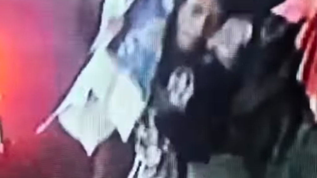 Viral Pria Diduga Gendong Mayat di Tambora, Polisi Pastikan Itu Biawak Hidup