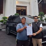 Potret pihak pelapor dugaan pungli, Angga Hariyanto (sebelah kiri) bersama pendamping dari For Justice, Brian R, usai melakukan pelaporan di Polrestabes Surabaya pada Rabu (25/2/2026).(KOMPAS.com/Adinda Trisaeni Nur Sabrina) Sumber: https://surabaya.kompas.com/read/2026/02/26/081818078/nasabah-bank-di-kapas-krampung-surabaya-mengaku-diancam-jukir-liar-kasus. Membership: https://kmp.im/plus6 Download aplikasi: https://kmp.im/app6