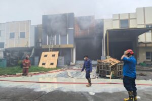 KLH Segel Gudang Pestisida PT Biotek Saranatama, Siap Gugat Pencemaran Sungai Cisadane Imbas Kebakaran