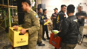 Satpol PP Surabaya Amankan 32 Botol Miras Saat Ramadan, Dua Restoran Terancam Tipiring