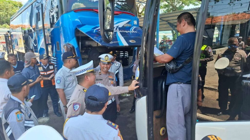 Operasi Keselamatan Semeru 2026, Ditlantas Polda Jatim Ramp Check Bus di Terminal Trunojoyo Sampang