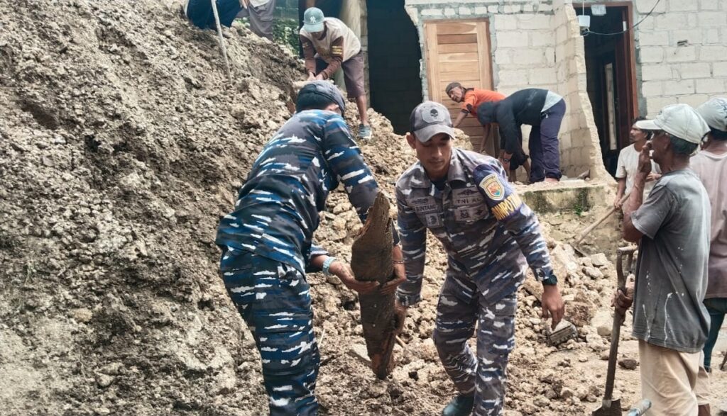 TNI AL dan TNI AD Gelar Karya Bakti Bantu Korban Longsor di Nusa Penida, Perkuat Struktur Tanah Cegah Susulan