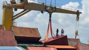 Basarnas Turun Tangan Evakuasi KM Pacific 88 di Dermaga Jamrud, Satu TKBM Dilaporkan Hilang