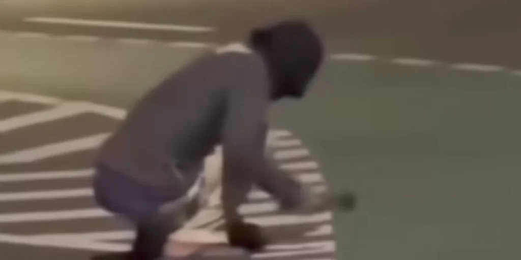 Viral Video Pria Bertopeng Bongkar Mata Kucing di Underpass Cawang, Polisi Lakukan Penyelidikan