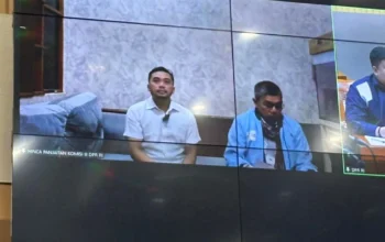 Videografer yang didakwa mark up anggaran pembuatan video 20 desa di Kabupaten Karo, Amsal Christy Sitepu, mengikuti rapat dengar pendapat (RDP) dengan komis III secara daring pada Kamis (30/3/2026). Foto: Abid Raihan/kumparan