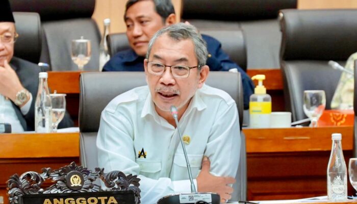 Harga Minyak Tembus USD 100, DPR Dukung WFA Jadi Strategi Hemat Energi Nasional