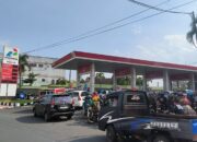 Antrean BBM Mengular di Jember, Polisi Siaga di 20 SPBU dan Ancam Tindak Tegas Penimbun