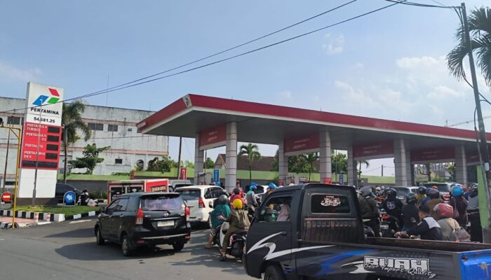 Antrean BBM Mengular di Jember, Polisi Siaga di 20 SPBU dan Ancam Tindak Tegas Penimbun