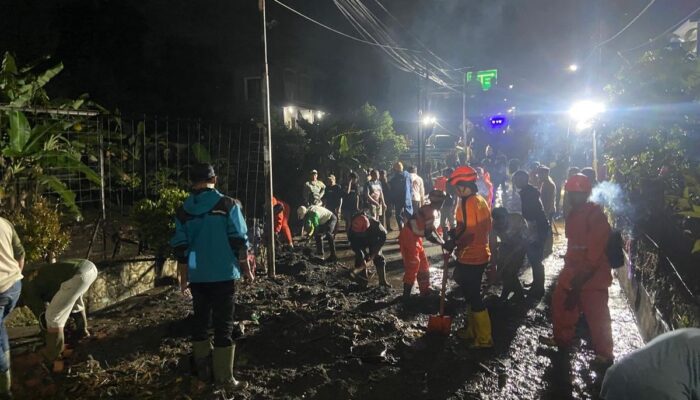 Banjir Lumpur Terjang Desa Punten Kota Batu, Jalan Berubah Jadi Sungai, Polisi dan BPBD Turun Tangan