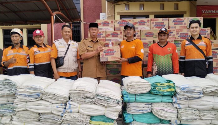 Baznas RI Salurkan 200 Paket Beras Zakat Fitrah untuk Korban Banjir Rob Muara Gembong Bekasi