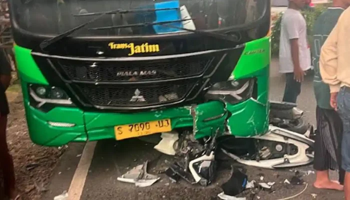 Tragis! Bus Trans Jatim Tabrak Motor di Lamongan, 1 Tewas dan 2 Luka-Luka