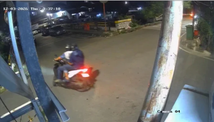CCTV Rekam Detik-Detik Aktivis KontraS Andrie Yunus Disiram Air Keras di Salemba, Dua Pelaku Kabur Naik Motor