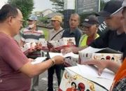 Cak Ji Bagikan Bingkisan Ramadan untuk Relawan Penjaga Perlintasan Kereta di Surabaya