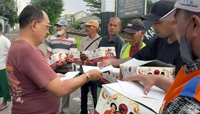 Cak Ji Bagikan Bingkisan Ramadan untuk Relawan Penjaga Perlintasan Kereta di Surabaya