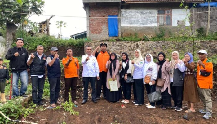 Peringati HPSN 2026, Camat Bayongbong Pimpin Aksi Tanam Pohon dan Kampanye Peduli Sampah di Garut