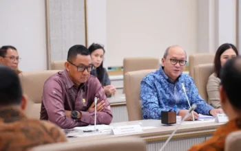 Direktur Utama PLN, Darmawan Prasodjo (kedua dari kiri) dalam sambutannya menyampaikan bahwa penandatangan Kerja Sama Operasi PLTS Hibah di Sumenep ini menjadi momentum penting yang menandai kolaborasi lintas sektor dalam mendorong program dedieselisasi melalui pemanfaatan PLTS, sekaligus mendukung transisi energi dan pemerataan akses listrik di seluruh Tanah Air, (Foto: PLN)