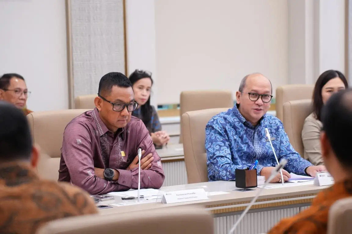 Direktur Utama PLN, Darmawan Prasodjo (kedua dari kiri) dalam sambutannya menyampaikan bahwa penandatangan Kerja Sama Operasi PLTS Hibah di Sumenep ini menjadi momentum penting yang menandai kolaborasi lintas sektor dalam mendorong program dedieselisasi melalui pemanfaatan PLTS, sekaligus mendukung transisi energi dan pemerataan akses listrik di seluruh Tanah Air, (Foto: PLN)