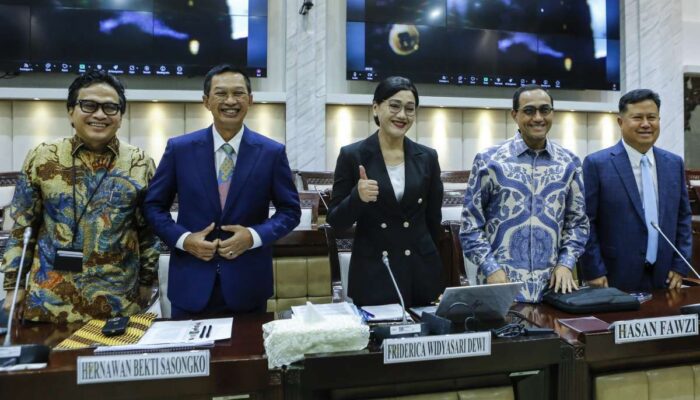 DPR Tetapkan 5 Calon Dewan Komisioner OJK 2026–2031, Hasan Fawzi Pimpin Pengawasan Pasar Modal