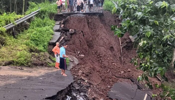 Darurat Probolinggo! Jembatan Akses Wisata Madakaripura Ambruk, Jalan Putus Total