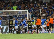Rekor ! Final Cruzeiro vs Atletico Mineiro Berakhir Ricuh, 23 Pemain Dapat Kartu Merah