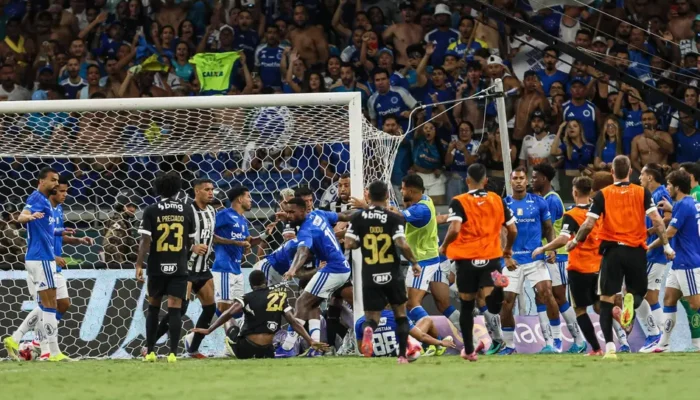 Rekor ! Final Cruzeiro vs Atletico Mineiro Berakhir Ricuh, 23 Pemain Dapat Kartu Merah