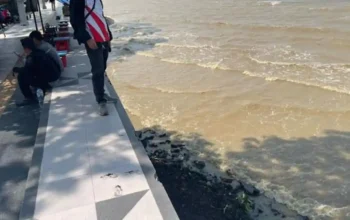 pencemaran lingkungan pesisir Tuban (Foto Tribunnews.com)
