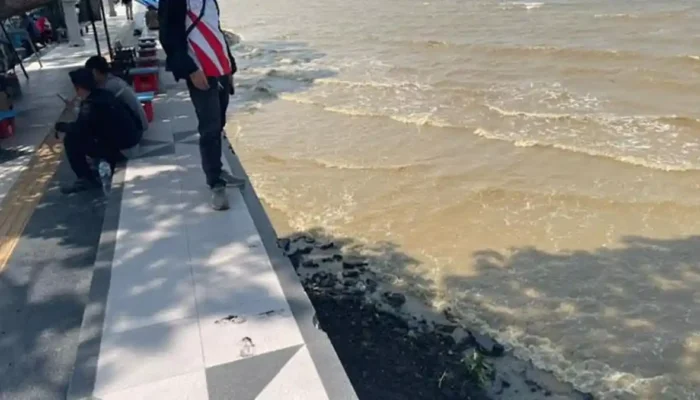 Aspal Kerukan Proyek Jalan Pantura Tuban Diduga Dibuang ke Tepi Laut, BBPJN Jatim-Bali Tegur Kontraktor