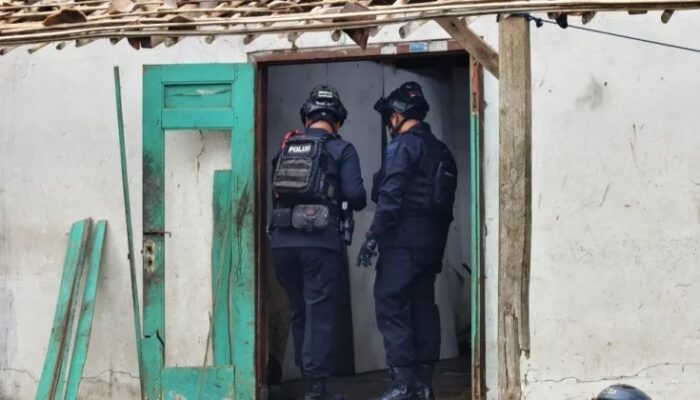 Gegana Polda Jatim Sterilisasi TKP Ledakan Petasan di Ponorogo, Satu Tewas Dua Luka Bakar Serius