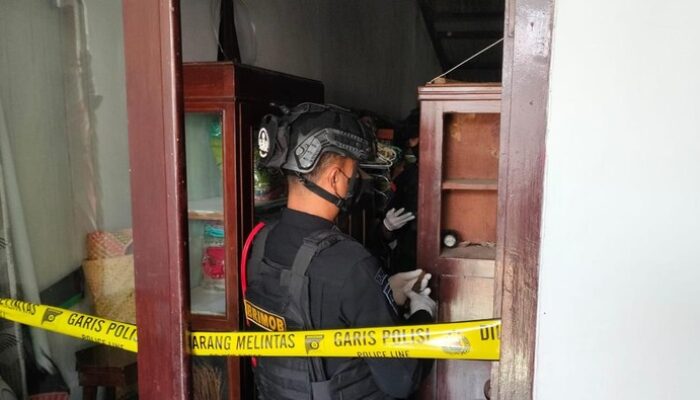 Granat Nanas dan Peluru Ditemukan di Rumah Warga Jember, Gegana Langsung Lakukan Disposal