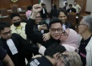 Hakim Vonis Bebas Direktur Lokataru Delpedro Marhein Cs, Tidak Terbukti Hasut Kericuhan Demo