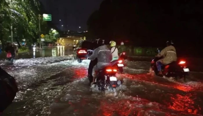 Hujan Deras Rendam 39 RT dan 13 Jalan di Jakarta, BPBD Catat Genangan hingga 1,5 Meter