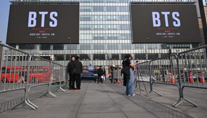Kontroversi Konser Gratis BTS di Seoul: Landmark Menyala Merah Picu Isu Politik, Keamanan Diperketat Total