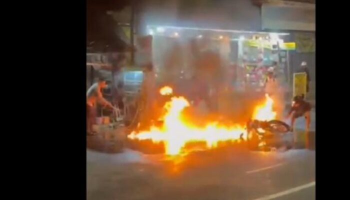Viral Motor Terbakar di Jember! Diduga Ngebut di Jalan Bergelombang, Remaja Nyaris Celaka
