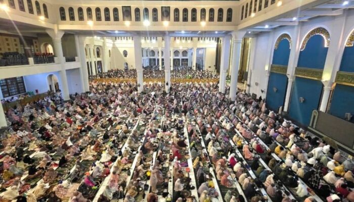 Lautan Jemaah Padati Masjid Al Akbar Surabaya, Salat Idulfitri 2026 Berlangsung Khusyuk dan Tertib