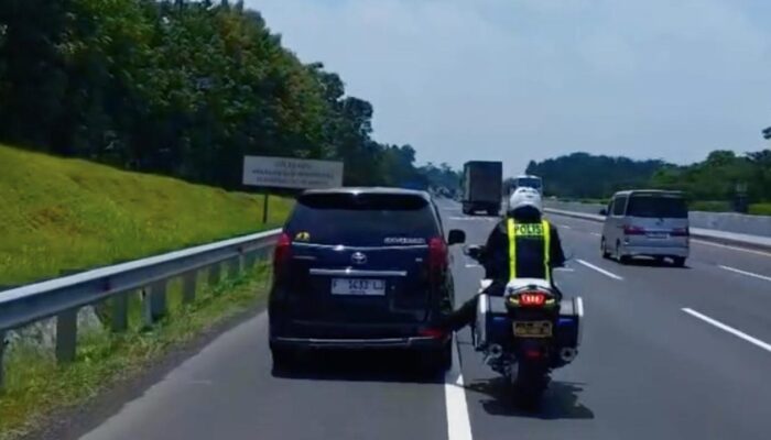 Viral! Aksi Heroik Polantas Dorong Mobil Mogok Pakai Kaki di Tol Cipali, Bantu Pemudik hingga 4 Km