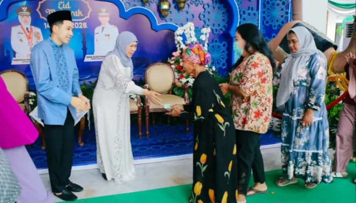 Ribuan Warga Serbu Open House Khofifah di Surabaya, Dapat THR, Sembako hingga Sajian UMKM Gratis