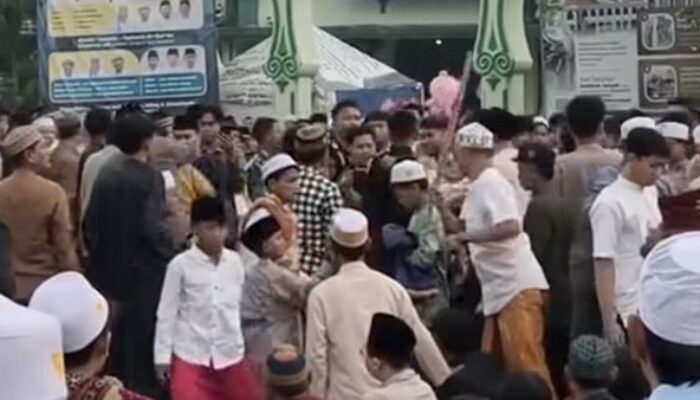 Viral! Keributan Jemaah Usai Salat Id di Surabaya, Diduga Salah Paham hingga Baku Hantam
