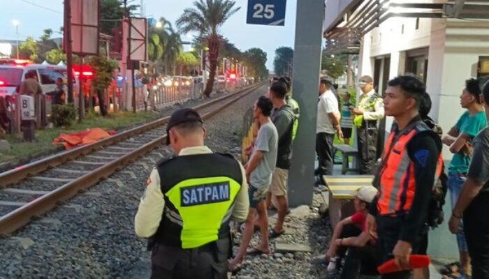 Tragis! Terobos Palang Perlintasan, Pemotor Tewas Tertabrak Kereta Api di Surabaya