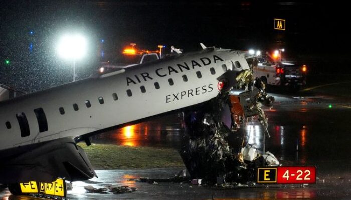 Tragedi di Bandara LaGuardia: Pesawat Air Canada Tabrak Truk Damkar, 2 Pilot Tewas dan Puluhan Luka