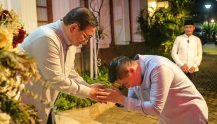 Seskab Teddy Indra Wijaya Silaturahmi Lebaran ke Kediaman Tokoh Bangsa, Sampaikan Doa dan Ucapan Maaf