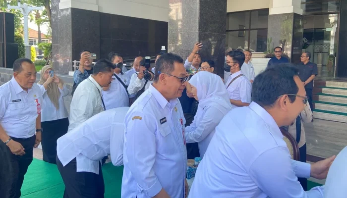 Gubernur Jatim Khofifah Indar Parawansa Terapkan WFH Setiap Rabu, Strategi Tekan Konsumsi BBM Imbas Konflik Timur Tengah