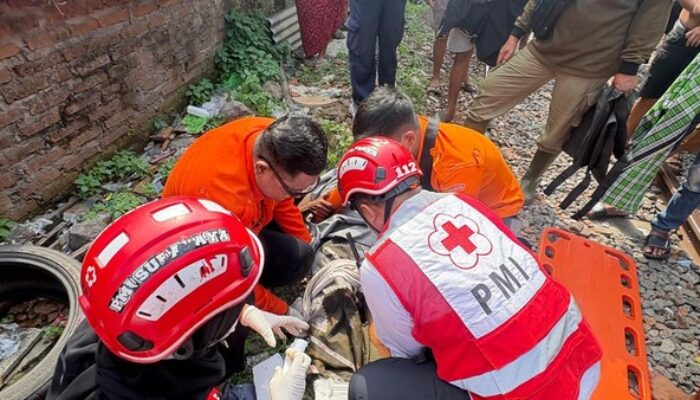 Lansia di Surabaya Tertabrak Kereta Api hingga Terseret 127 Meter, Korban Selamat Meski Luka Parah