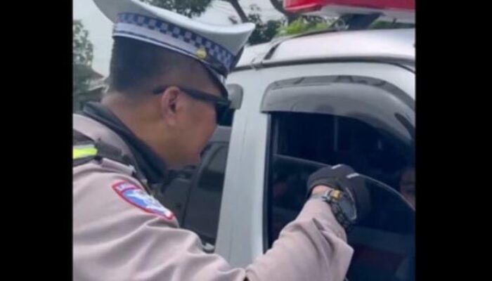 Viral! Ambulans Tanpa Pasien Terobos Macet di Bangkalan Dihentikan Polisi, Sopir Ditegur Keras