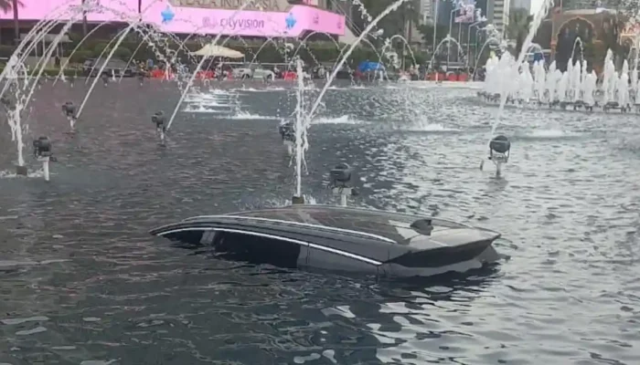 Viral! Mobil Listrik BYD Nyemplung ke Kolam Bundaran HI, Tabrak Pembatas Jalan Pagi Hari, Sopir Misterius!