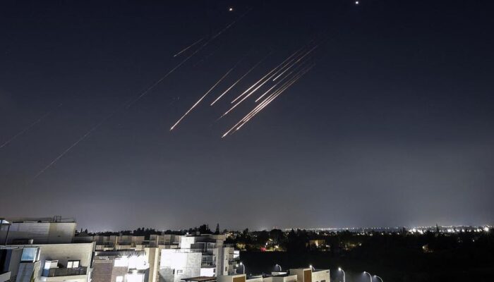 Iran Hujani Israel dengan Rudal, Sistem Pertahanan Aktif Mencegat Serangan; Perang Timur Tengah Memasuki Hari ke-16