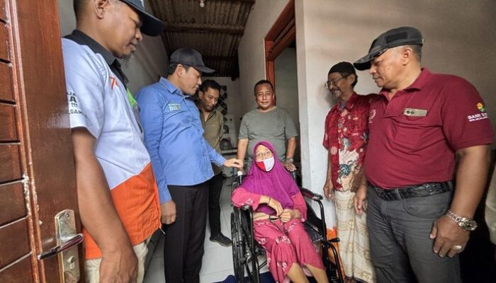 Jelang Lebaran, Bupati Subandi Sidak RTLH di Krian dan Salurkan Bantuan Sosial untuk Warga Sidoarjo