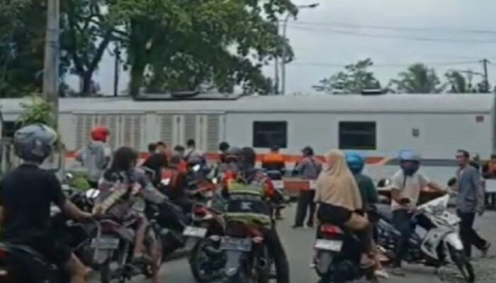 KA Kamandaka Mogok di Perlintasan Banyumas, Lalu Lintas Lumpuh, Perjalanan Terlambat 98 Menit