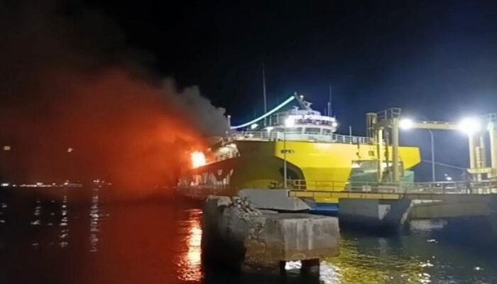 KMP Portlink VII Terbakar di Pelabuhan Ketapang Banyuwangi, Seluruh Penumpang Berhasil Dievakuasi