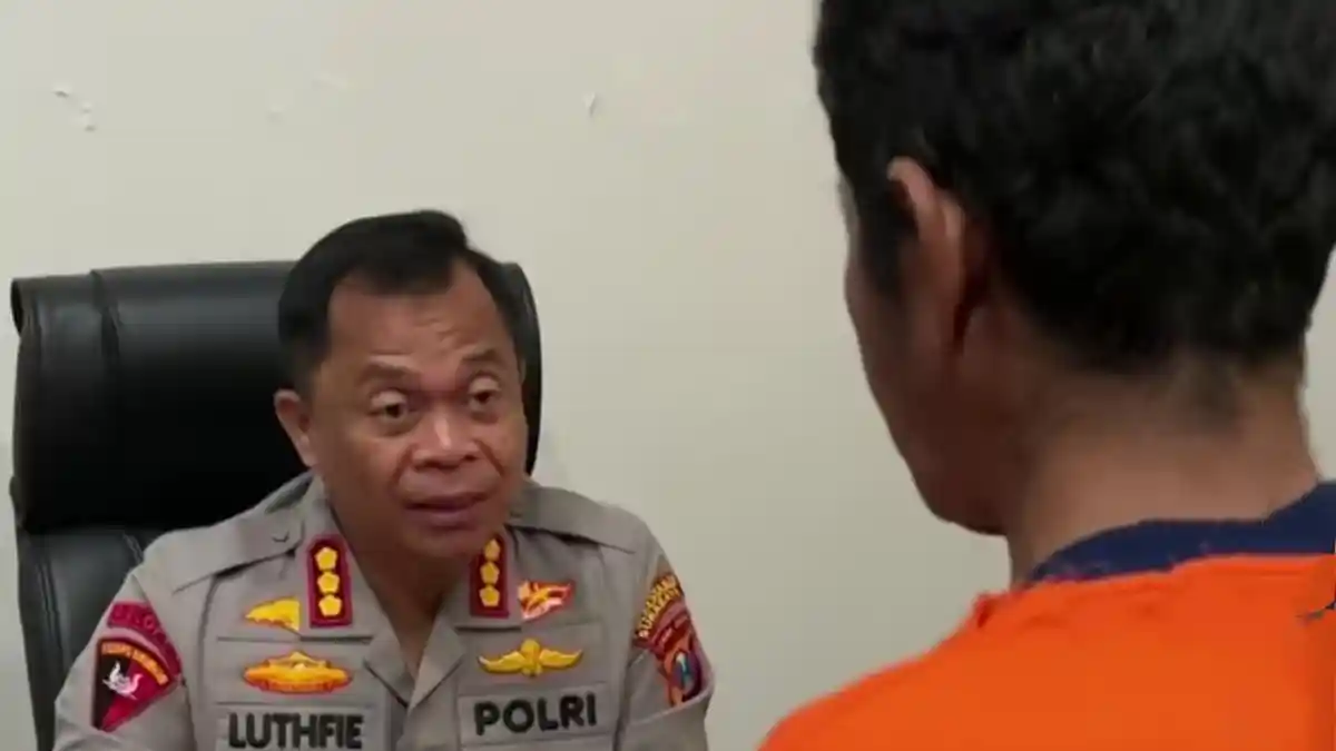 KENA MURKA -Tangkapan layar video unggahan akun @Luthfie.daily yang menunjukkan momen Pelaku SA diinterogasi Kapolrestabes Surabaya Kombes Pol Luthfie Sulistiawan di Mapolrestabes Surabaya Artikel ini telah tayang di Surya.co.id dengan judul Kapolrestabes Surabaya Mencak Mencak Pelaku Rudapaksa Ponakan Sampai Hamil dan Kabur Setahun, https://surabaya.tribunnews.com/surabaya-metro/1934049/kapolrestabes-surabaya-mencak-mencak-pelaku-rudapaksa-ponakan-sampai-hamil-dan-kabur-setahun?page=all. Penulis: Luhur Pambudi | Foto : Surya.co.id